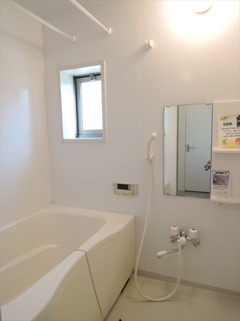 小窓付きで明るい浴室